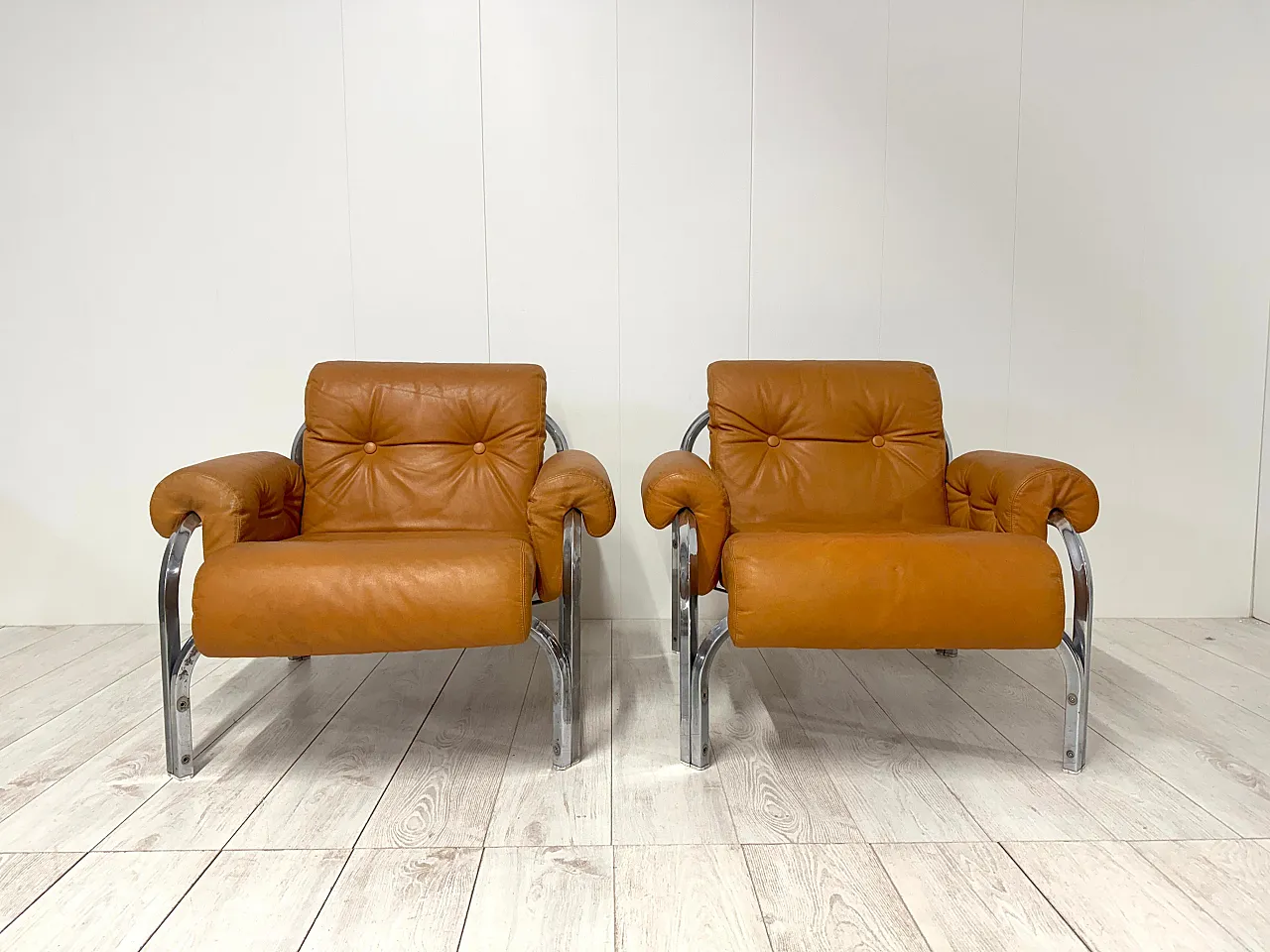Coppia di poltrone in pelle, anni '70 4