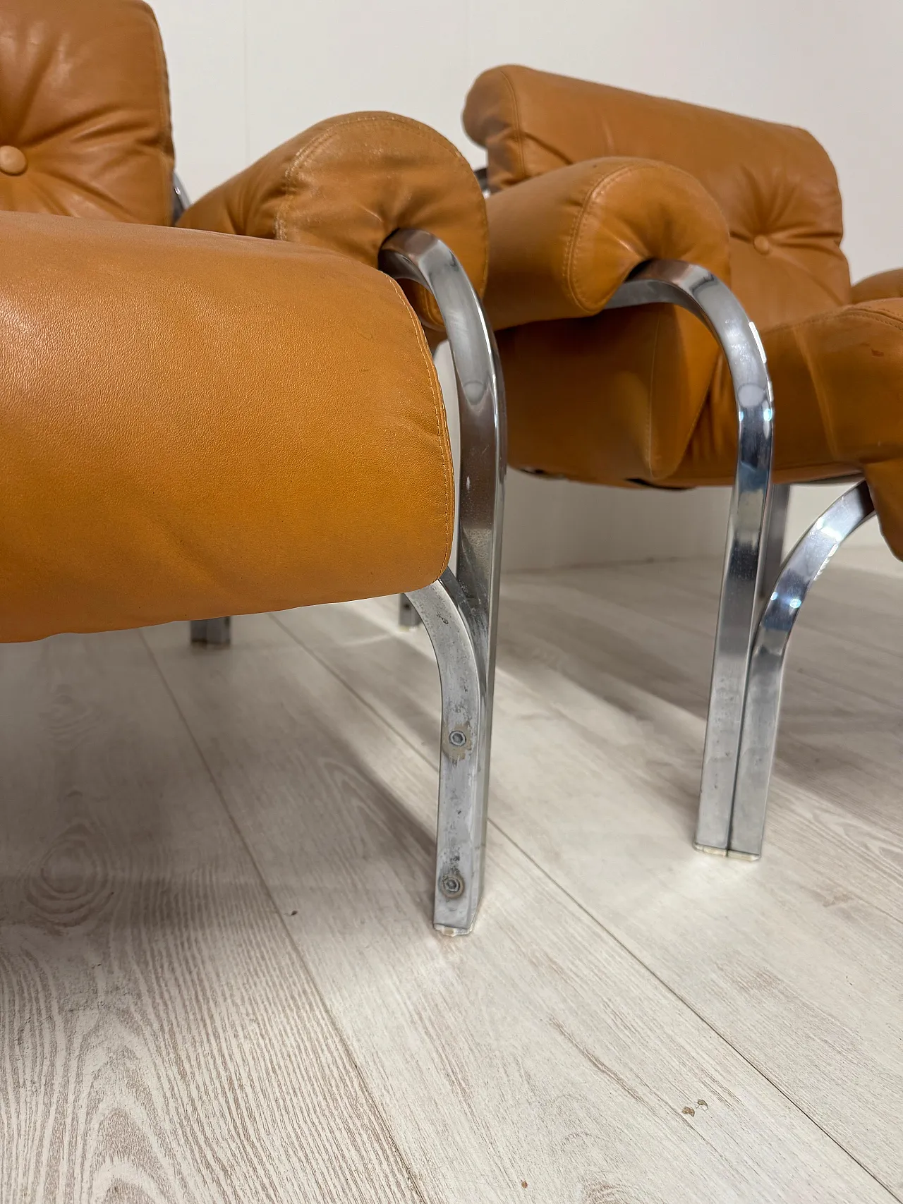 Coppia di poltrone in pelle, anni '70 7