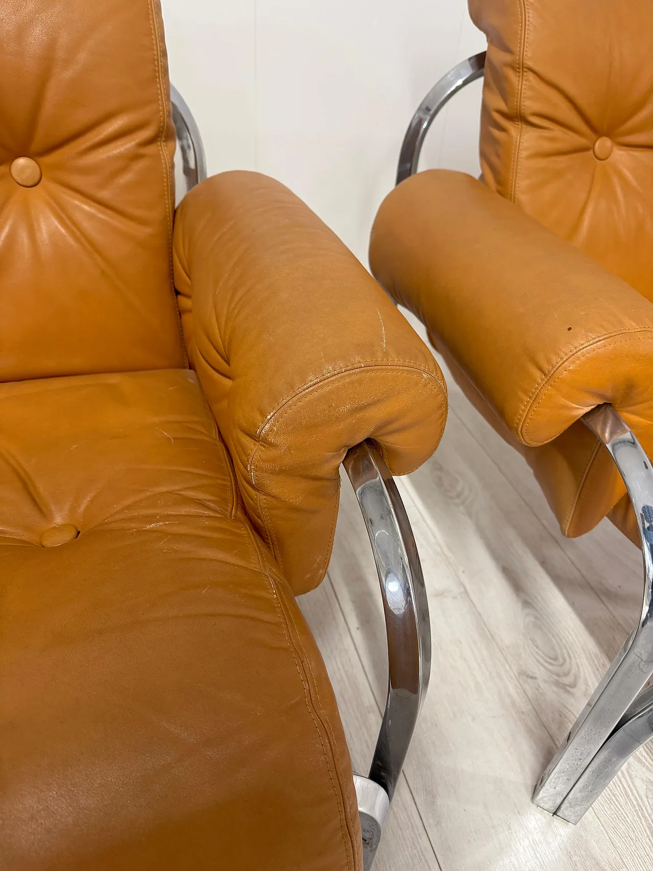 Coppia di poltrone in pelle, anni '70 8