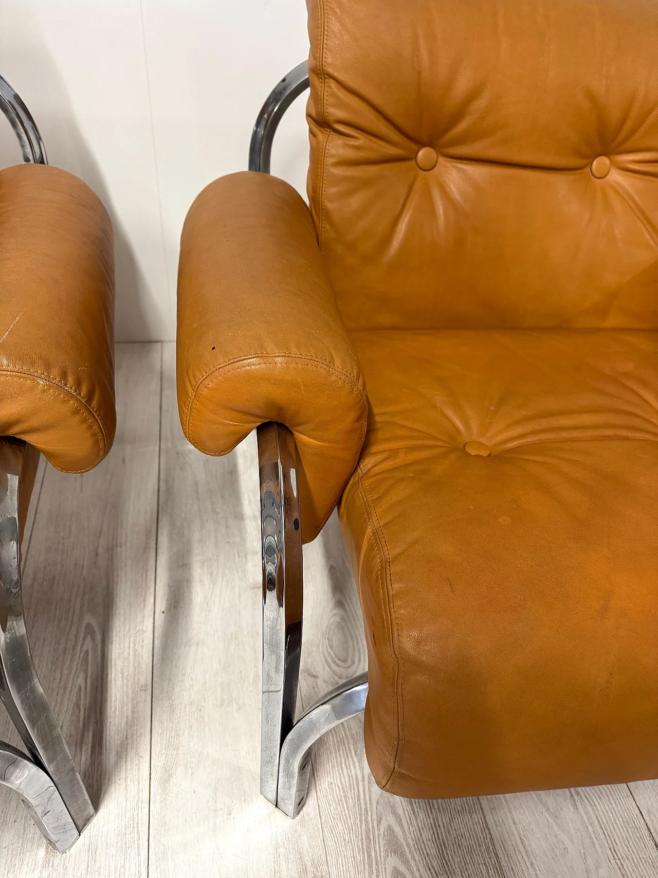 Coppia di poltrone in pelle, anni '70 11