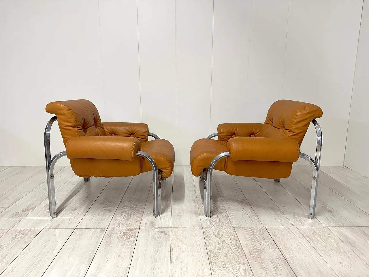 Coppia di poltrone in pelle, anni '70 12