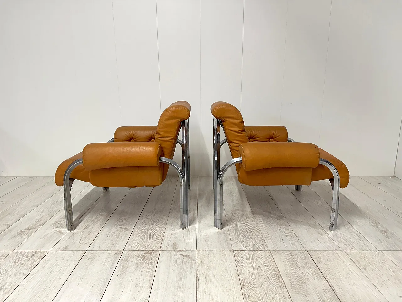 Coppia di poltrone in pelle, anni '70 14