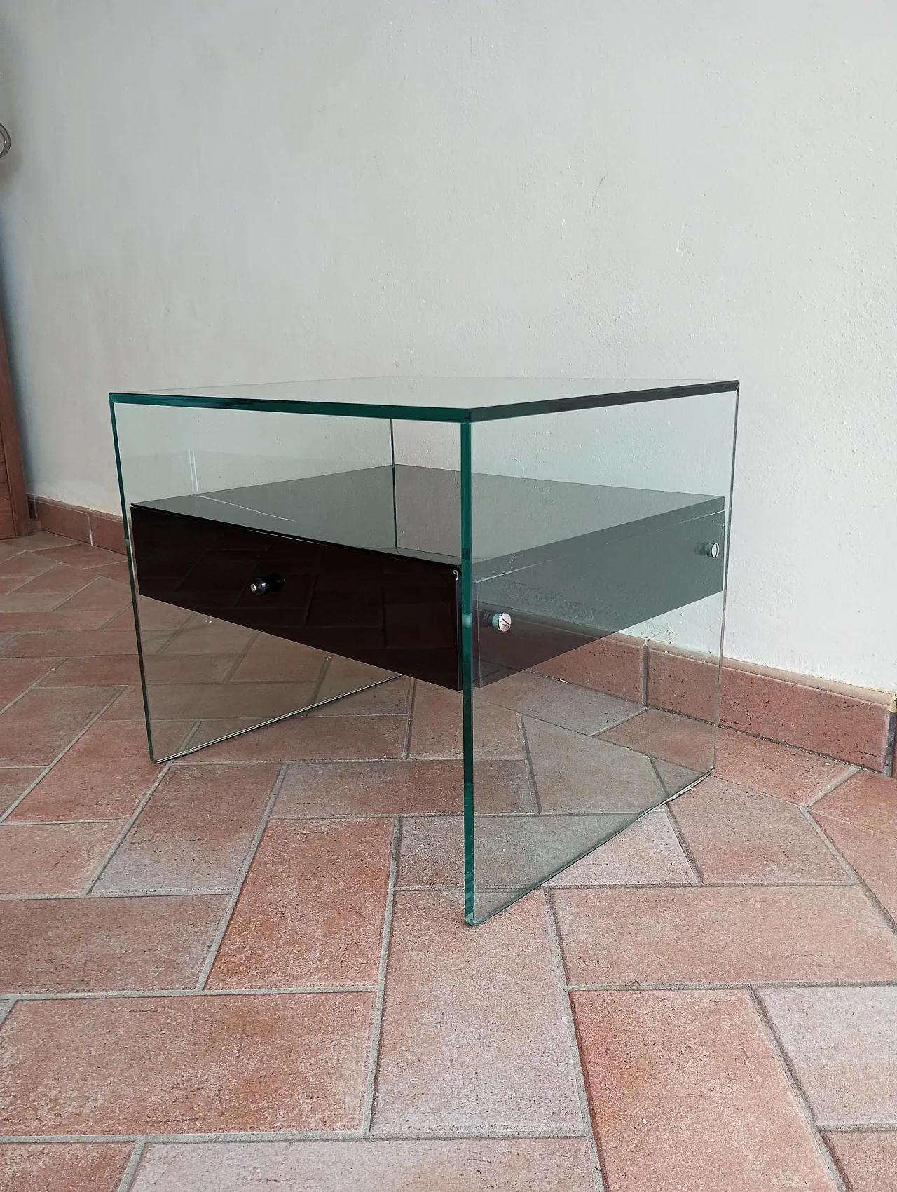 Comodino “Secret” in vetro e legno laccato nero. Italia anni ‘90 2