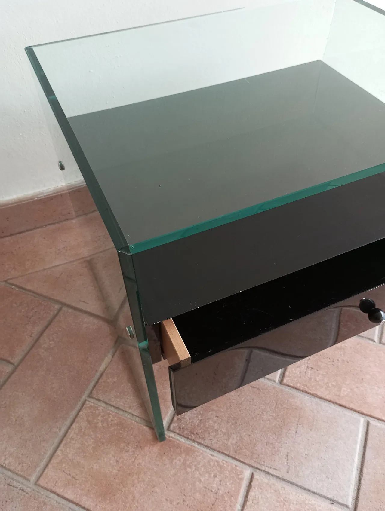 Comodino “Secret” in vetro e legno laccato nero. Italia anni ‘90 4