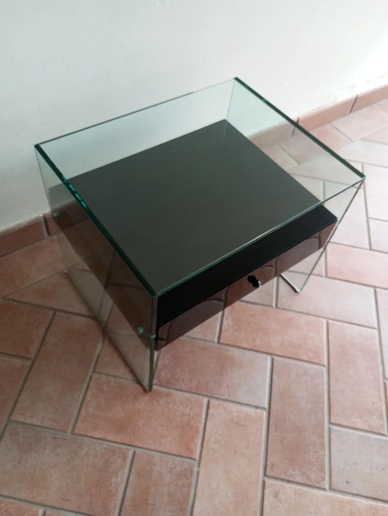 Comodino “Secret” in vetro e legno laccato nero. Italia anni ‘90 10