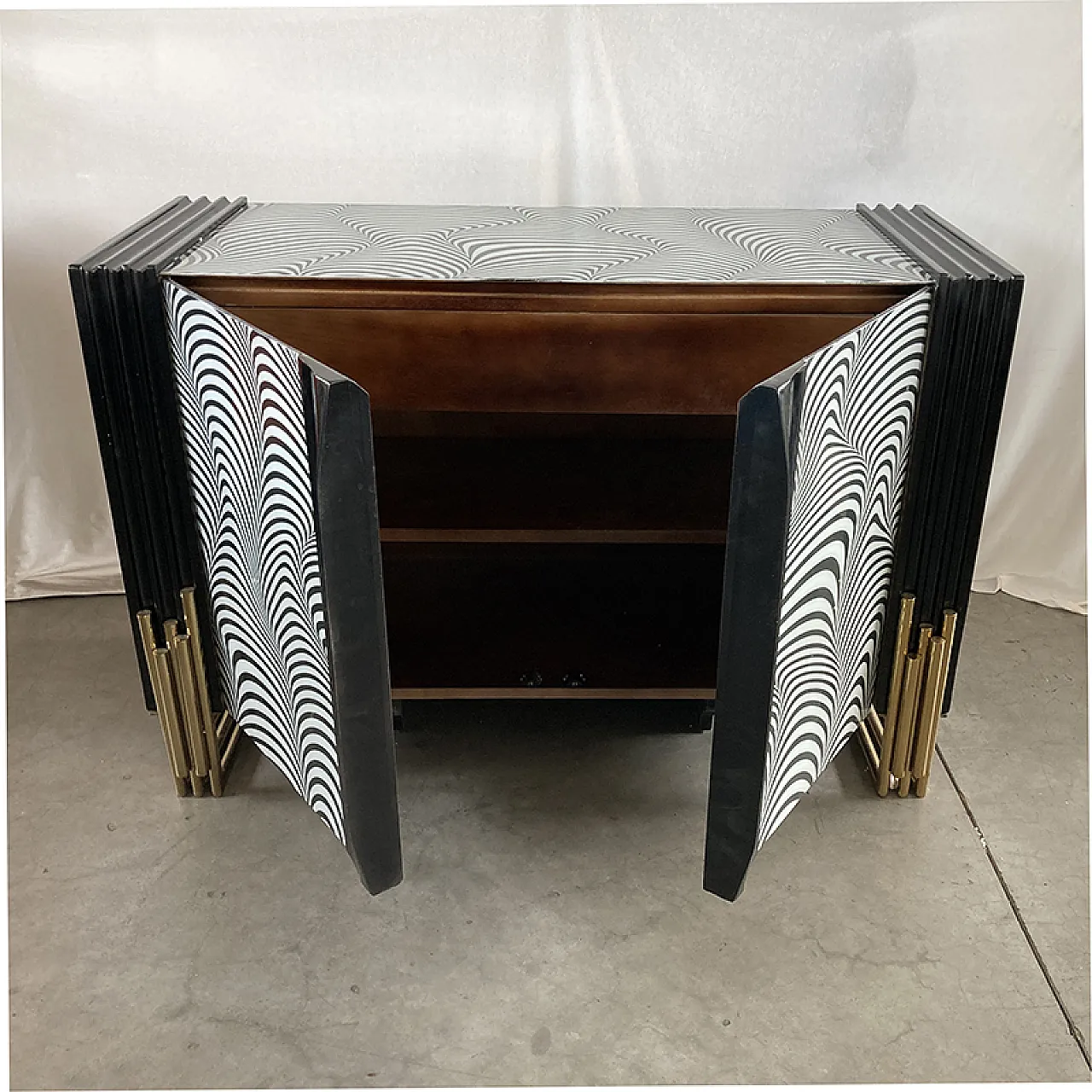 Credenza due ante con vetro a strisce d’onda bianche e nere, anni '90 3