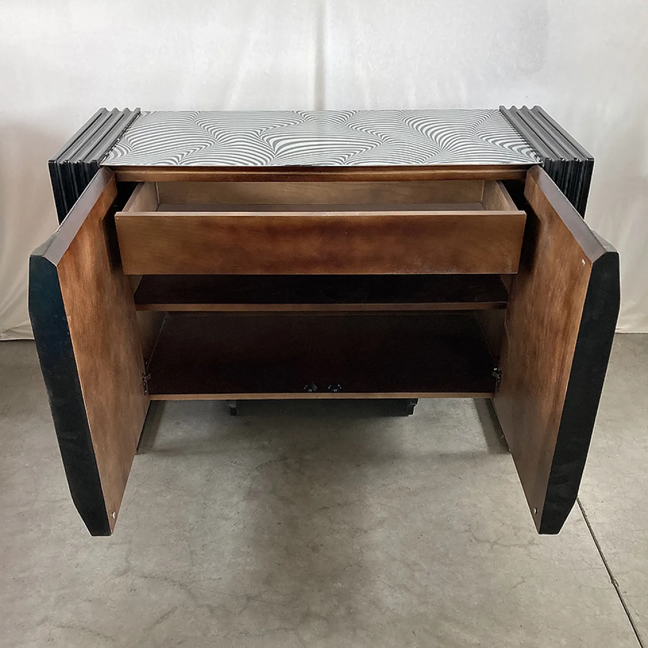 Credenza due ante con vetro a strisce d’onda bianche e nere, anni '90 4
