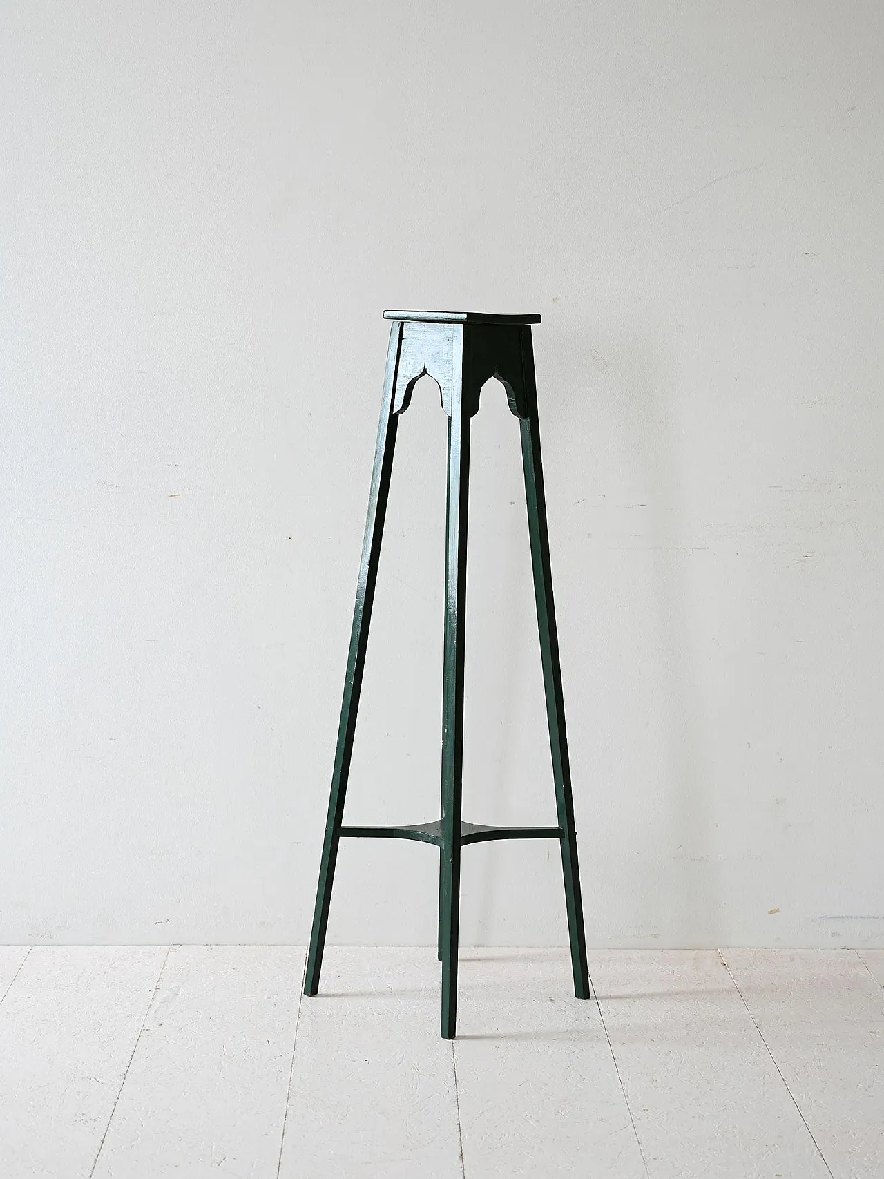 Piedistallo svedese in legno dipinto verde, anni '60 1