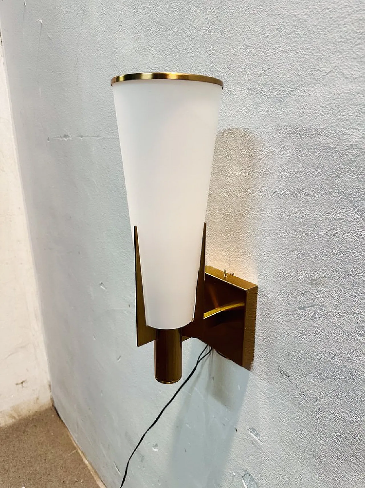 Wall Light in Brass and Opaline, 1950s 1