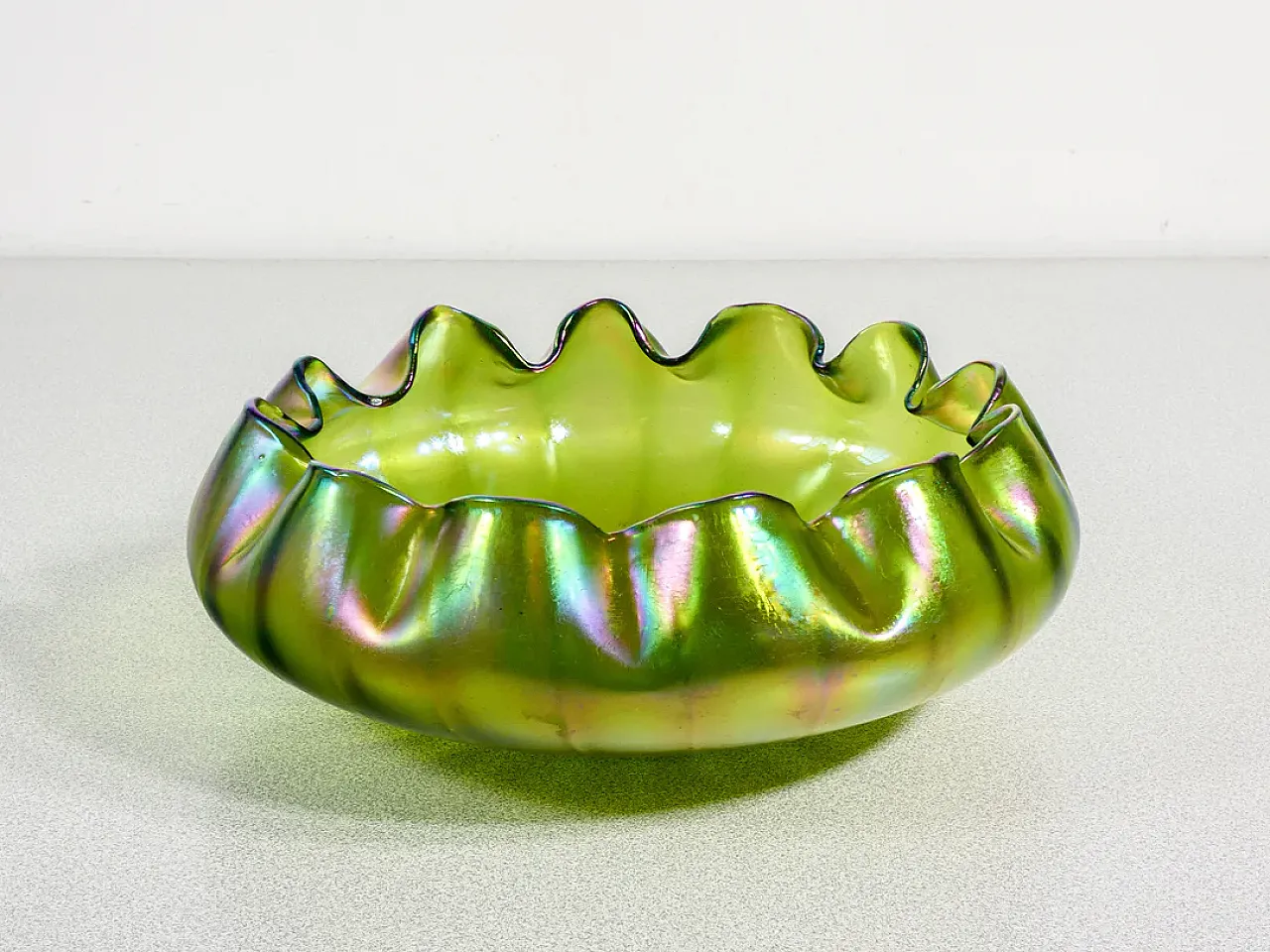 Ciotola in vetro soffiato iridescente, primo '900 2