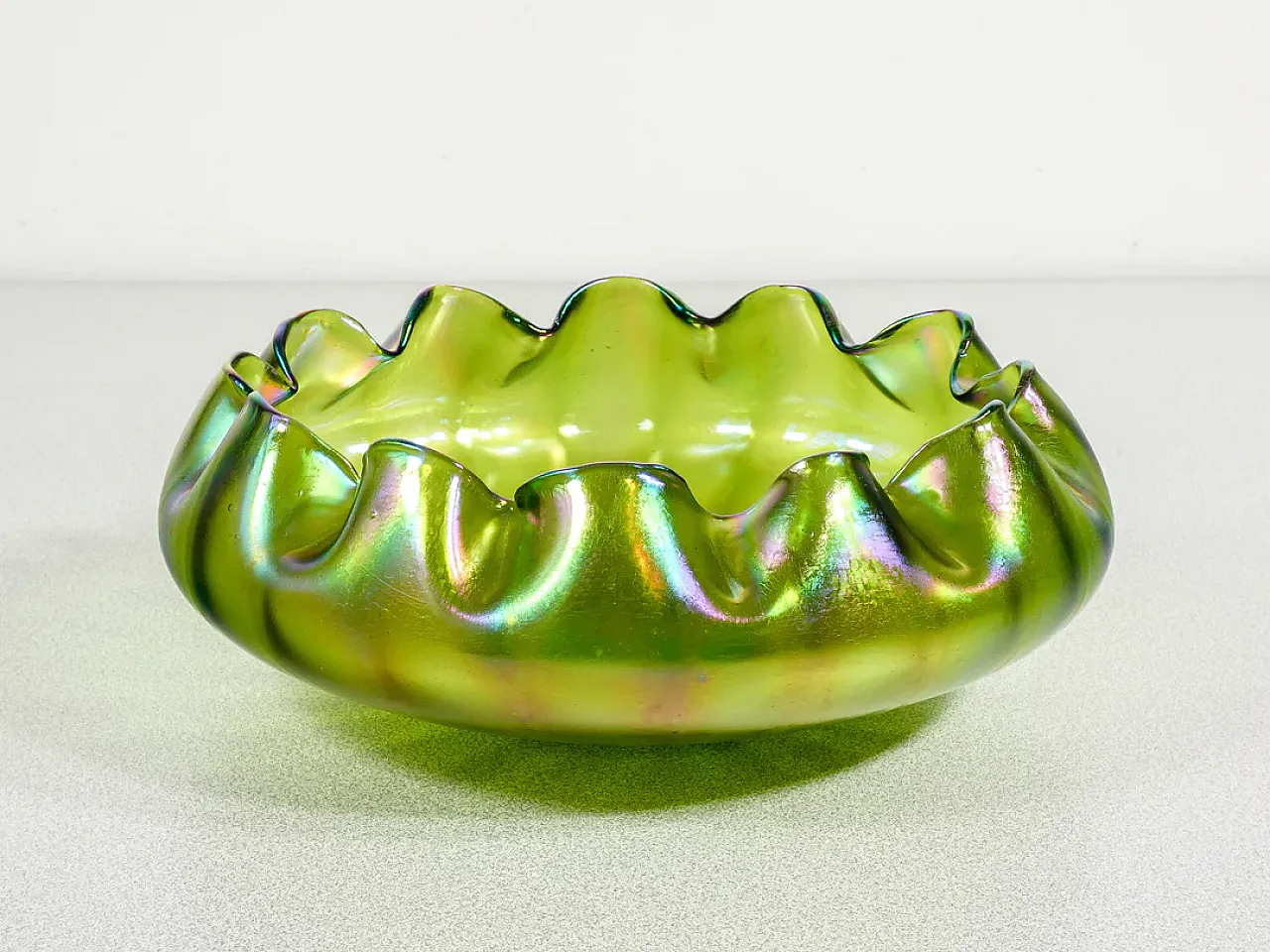 Ciotola in vetro soffiato iridescente, primo '900 3