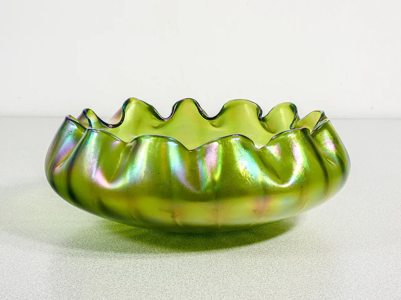 Ciotola in vetro soffiato iridescente, primo '900 4