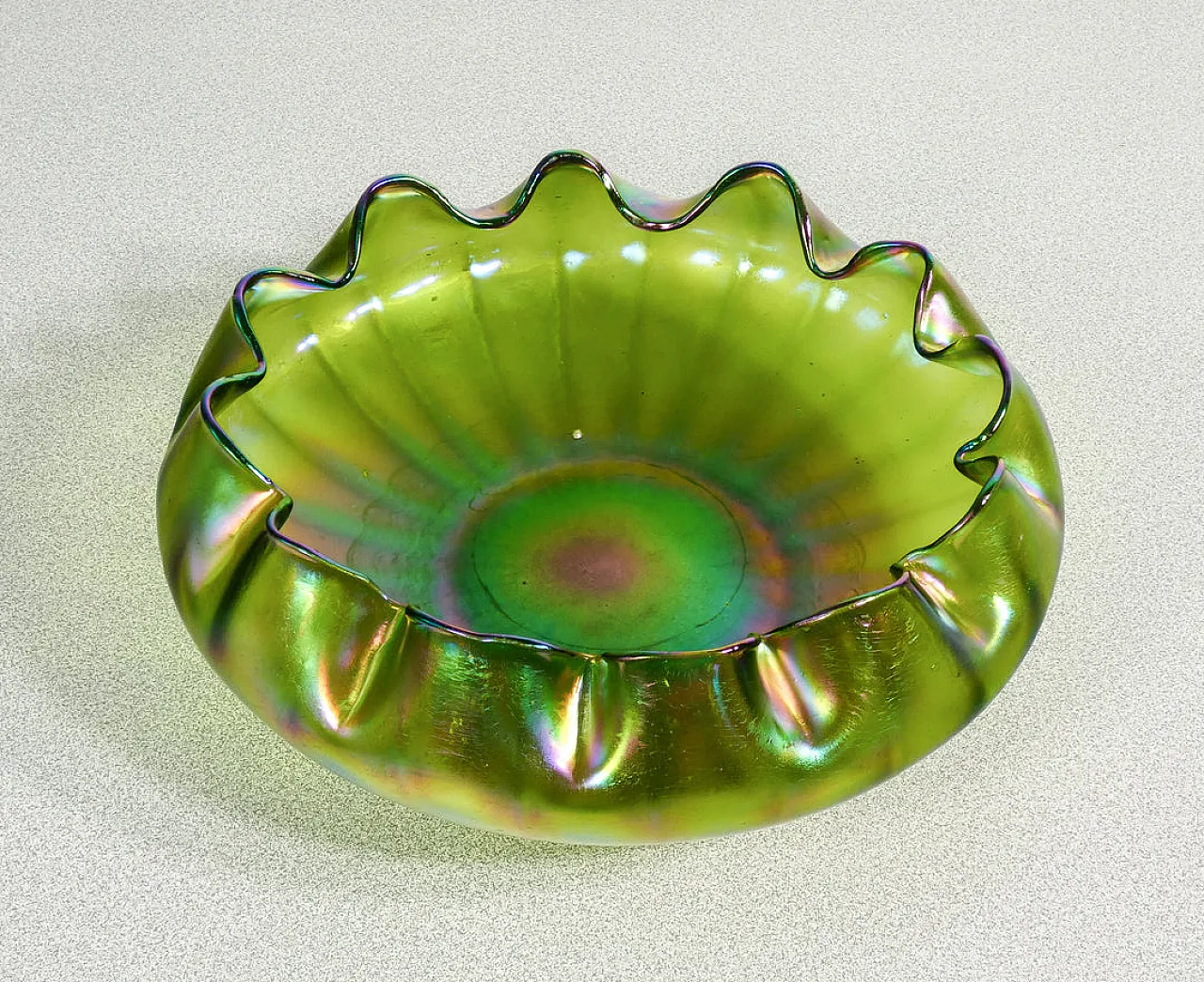 Ciotola in vetro soffiato iridescente, primo '900 5