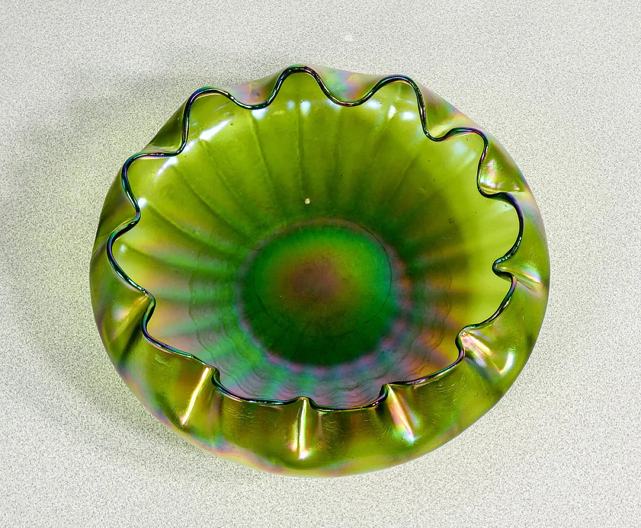 Ciotola in vetro soffiato iridescente, primo '900 6