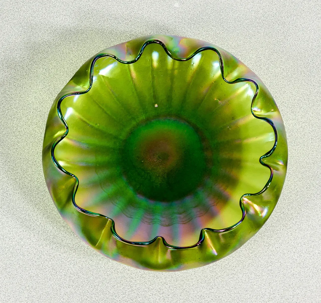 Ciotola in vetro soffiato iridescente, primo '900 7