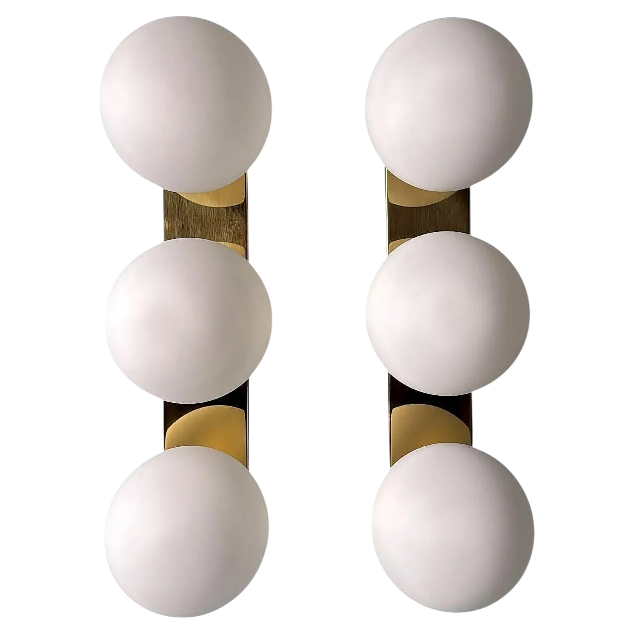 Coppia di lampade da parete in ottone e vetro opalino, anni '80 20