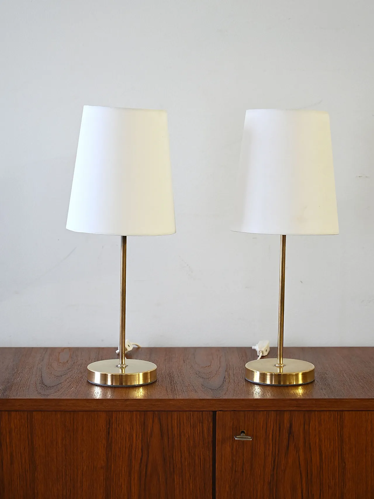 Coppia di abat-jour scandinave in ottone 2