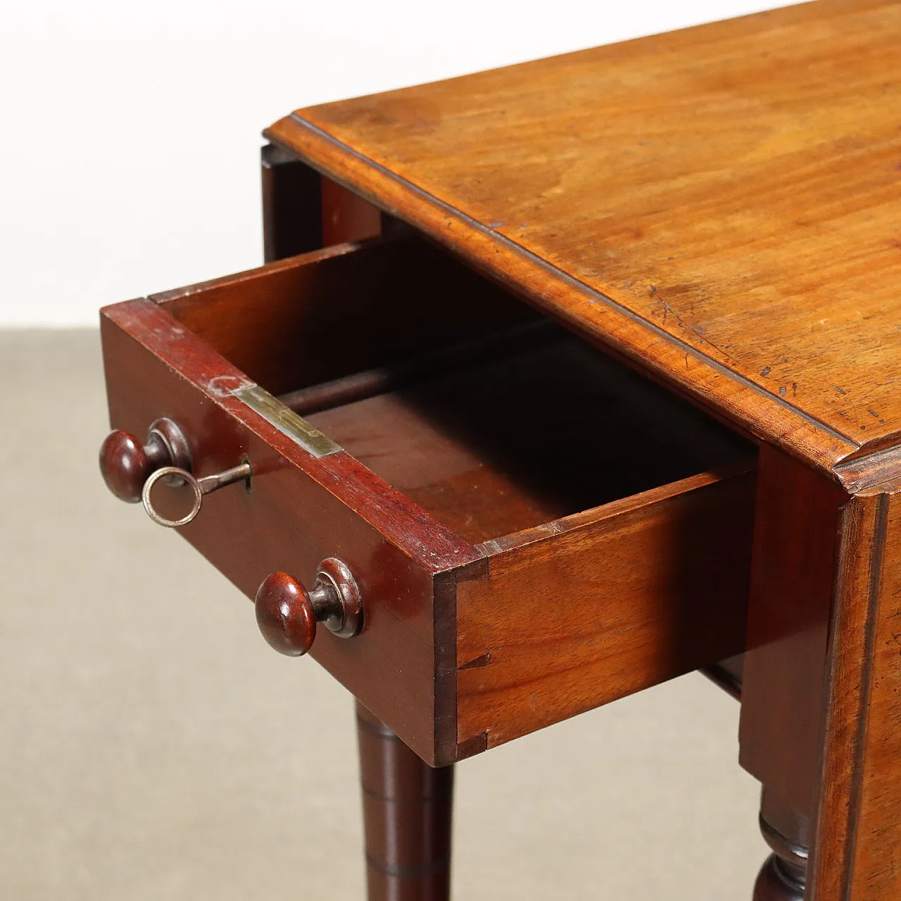 Tavolino a bandelle in mogano con cassetti, '800 5