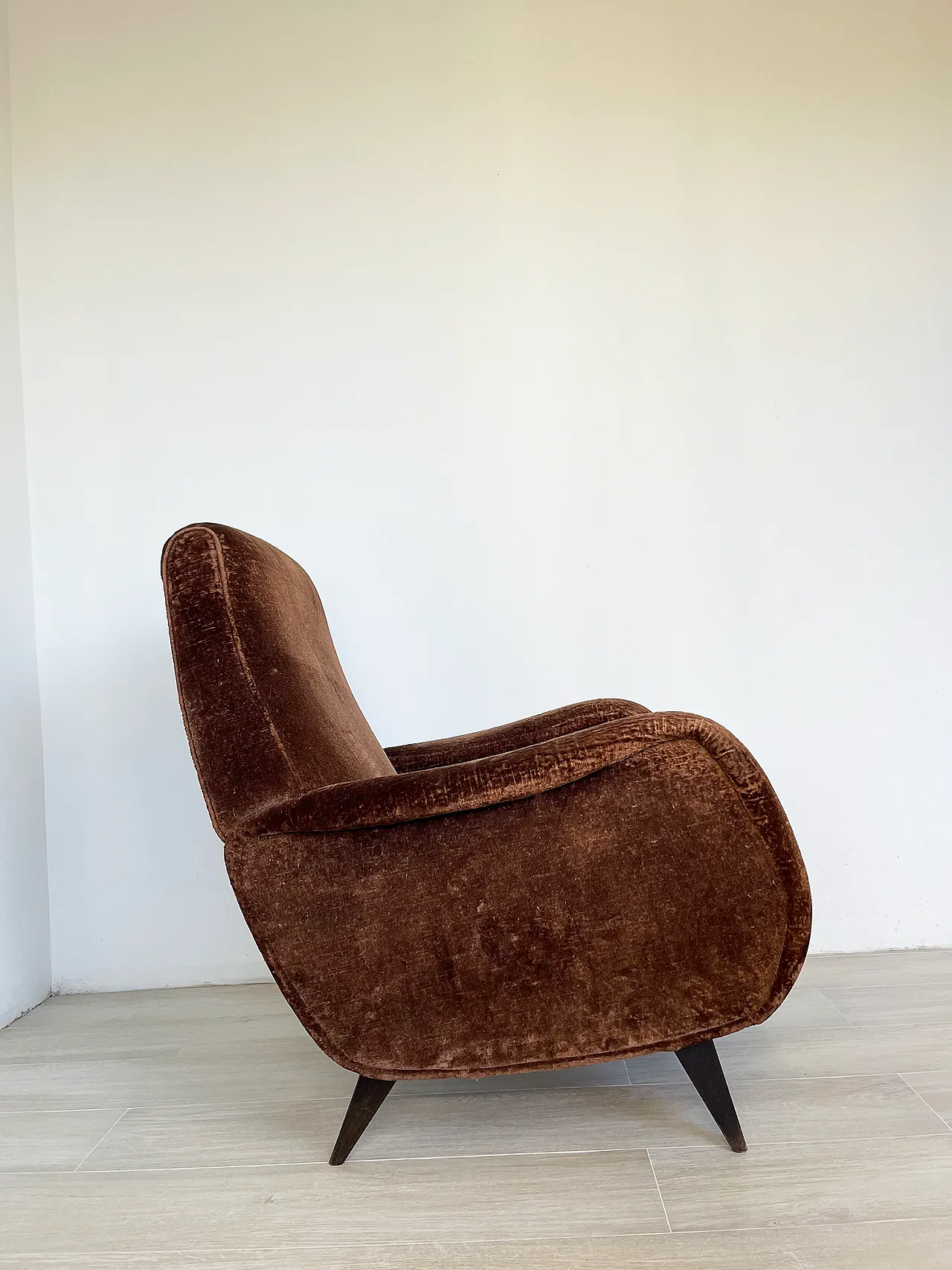 Italian 1960s brown velvet armchair 10
