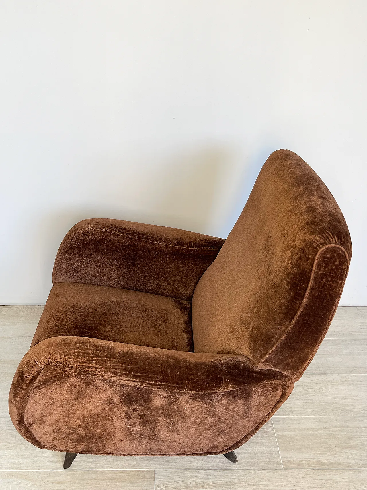 Italian 1960s brown velvet armchair 18
