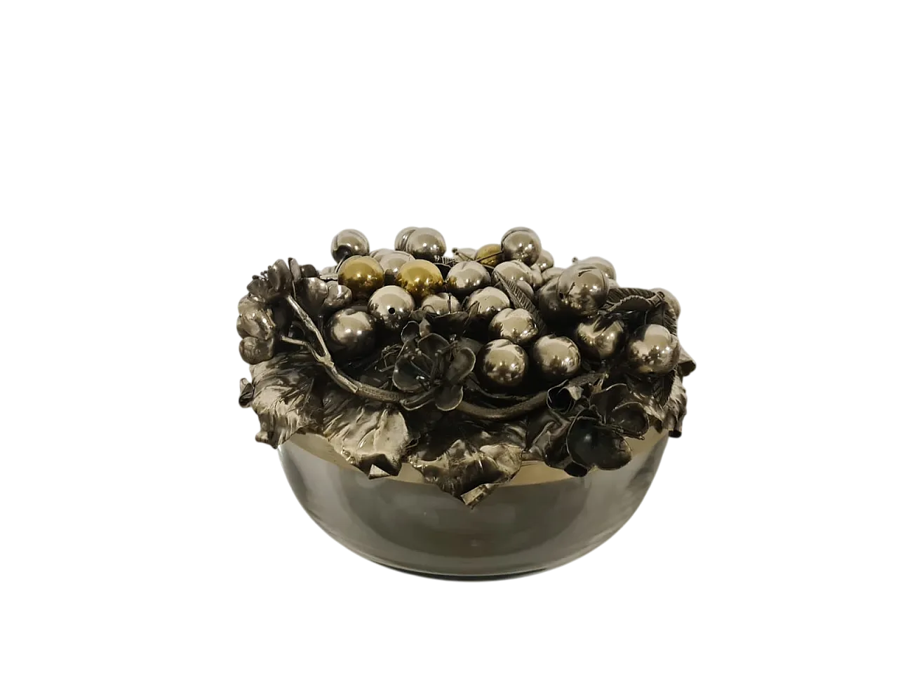 Centerpiece with silver lid, 23