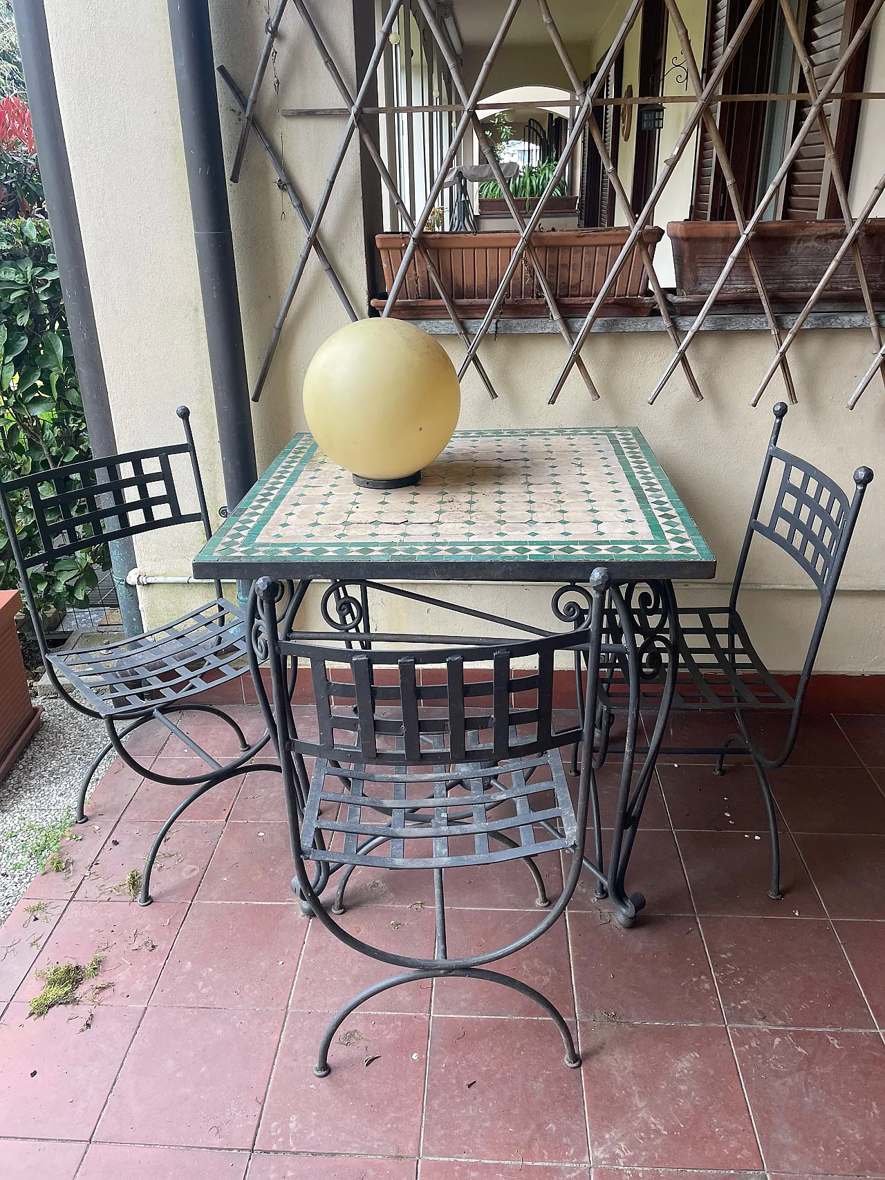 Tavolo da giardino in ferro e ceramica con 4 sedie, '900 1