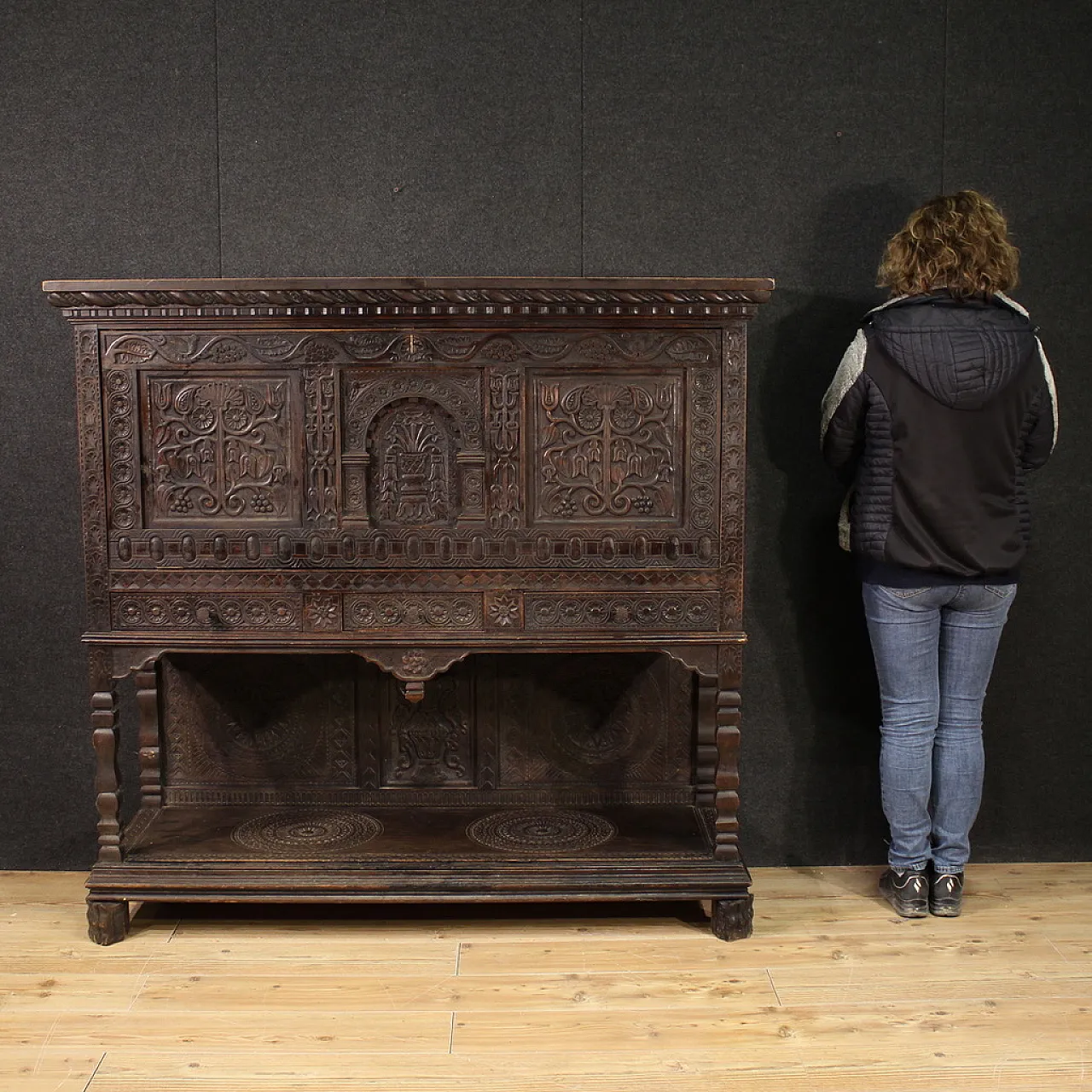 Great sideboard in carved dark wood, 20th century 2