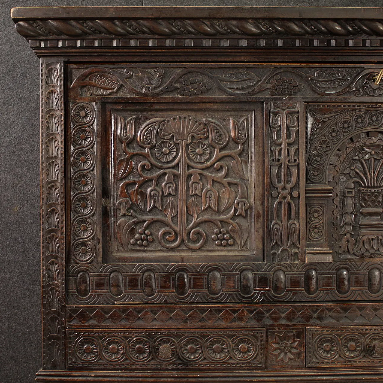 Great sideboard in carved dark wood, 20th century 6
