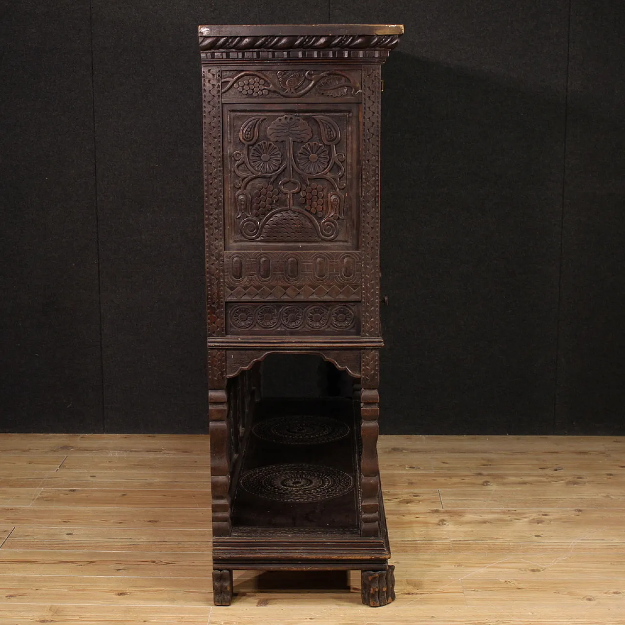 Great sideboard in carved dark wood, 20th century 8