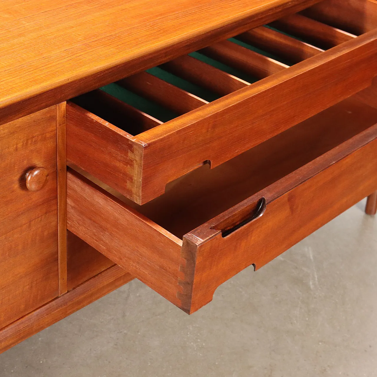 Credenza impiallacciata in teak, anni '60 3