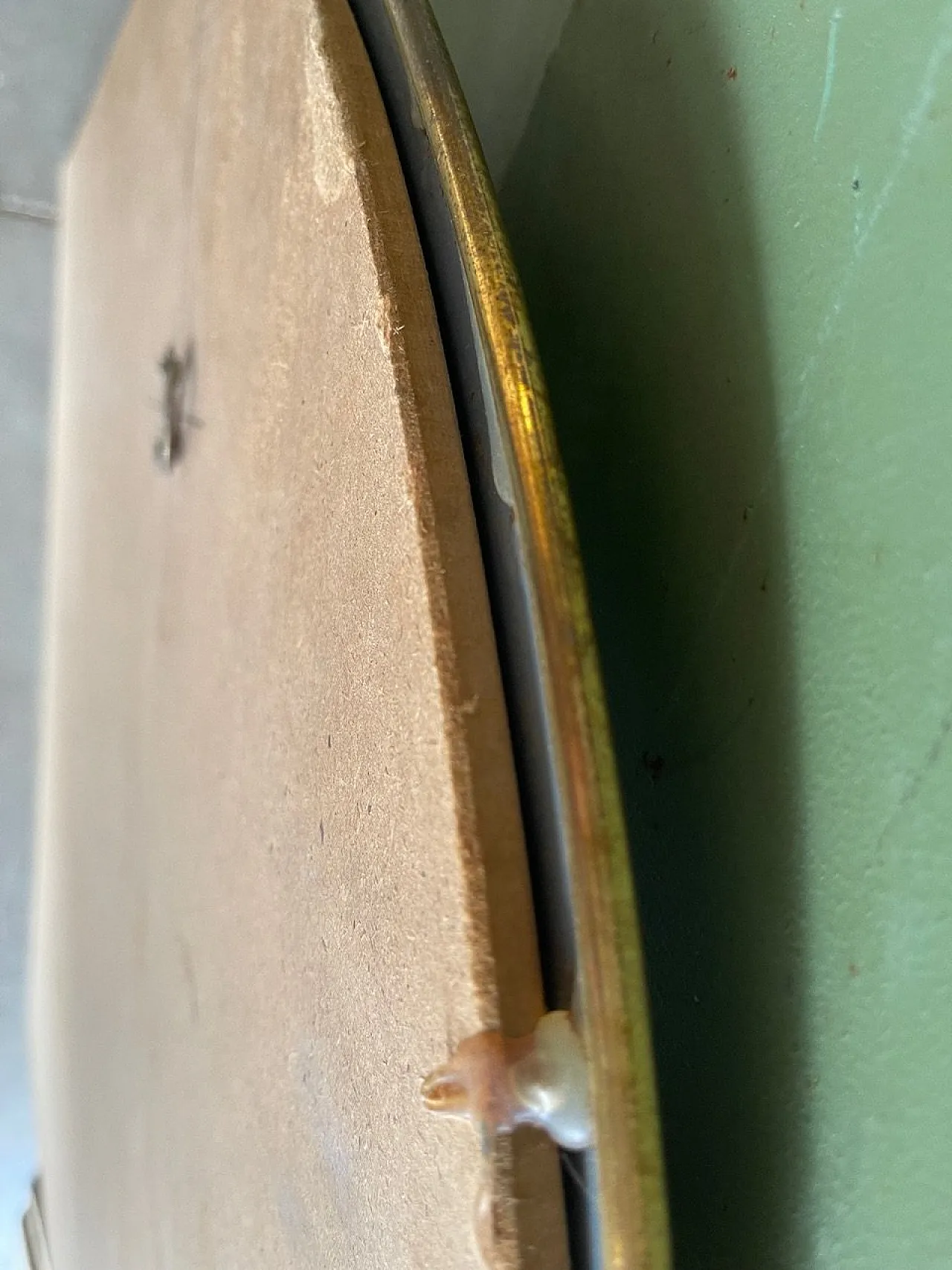 Specchio di vetro ad arco in ottone, anni '70 3