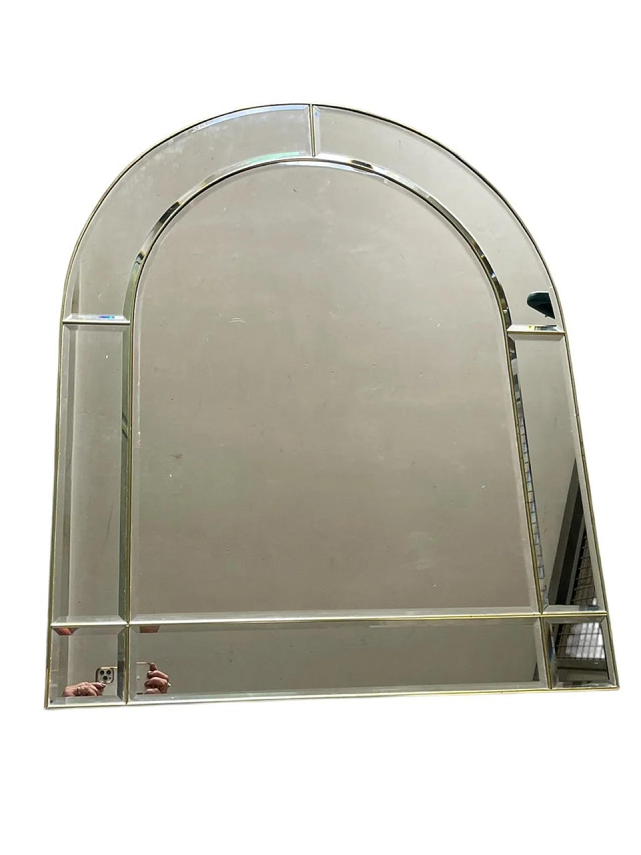Specchio di vetro ad arco in ottone, anni '70 4