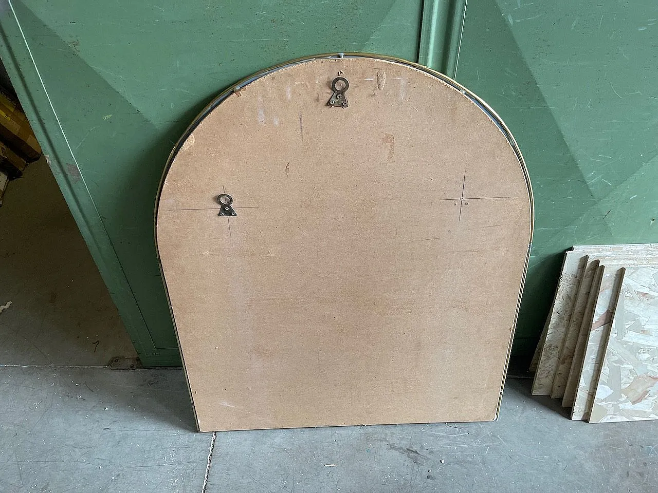 Specchio di vetro ad arco in ottone, anni '70 5