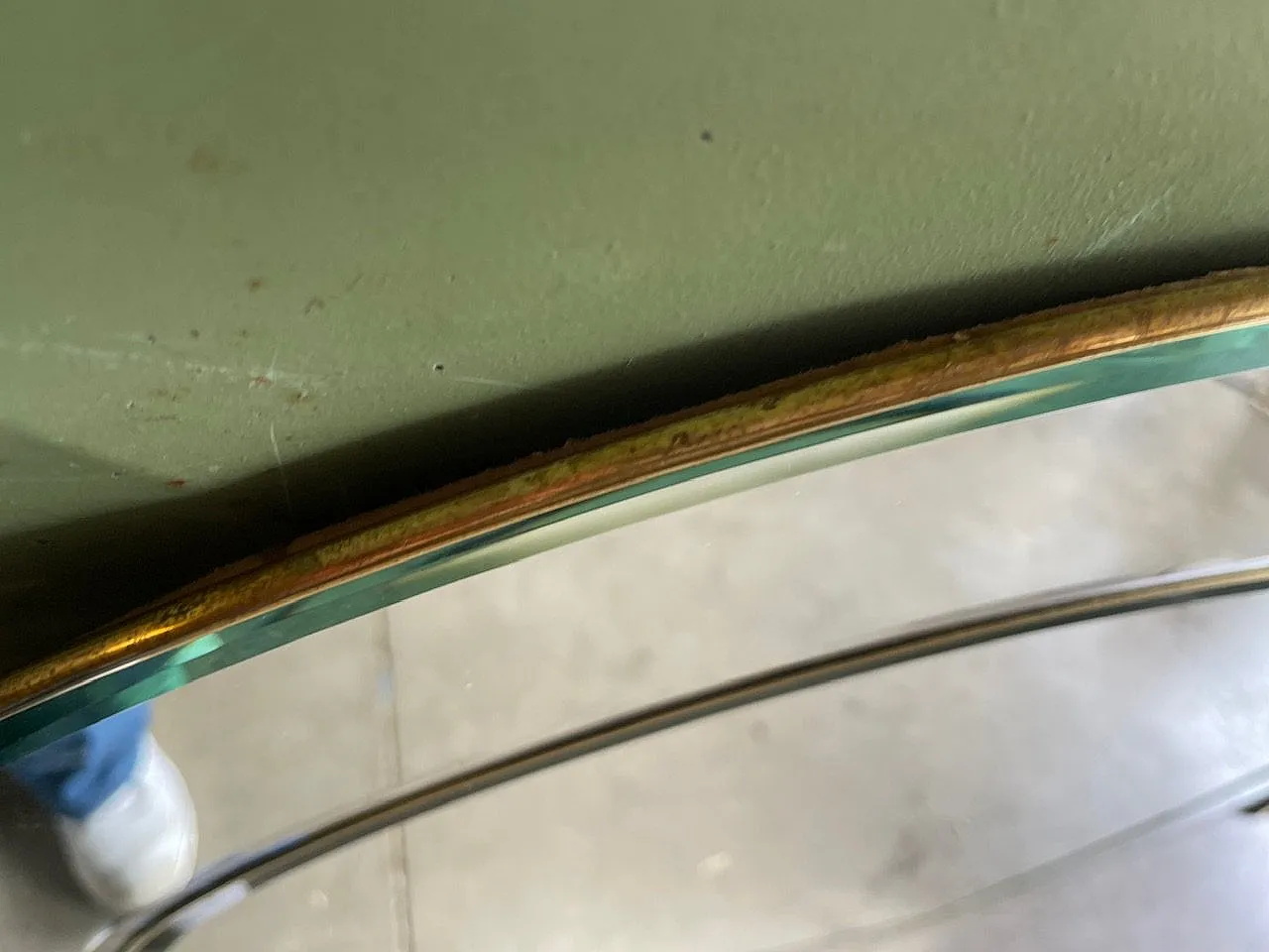 Specchio di vetro ad arco in ottone, anni '70 6