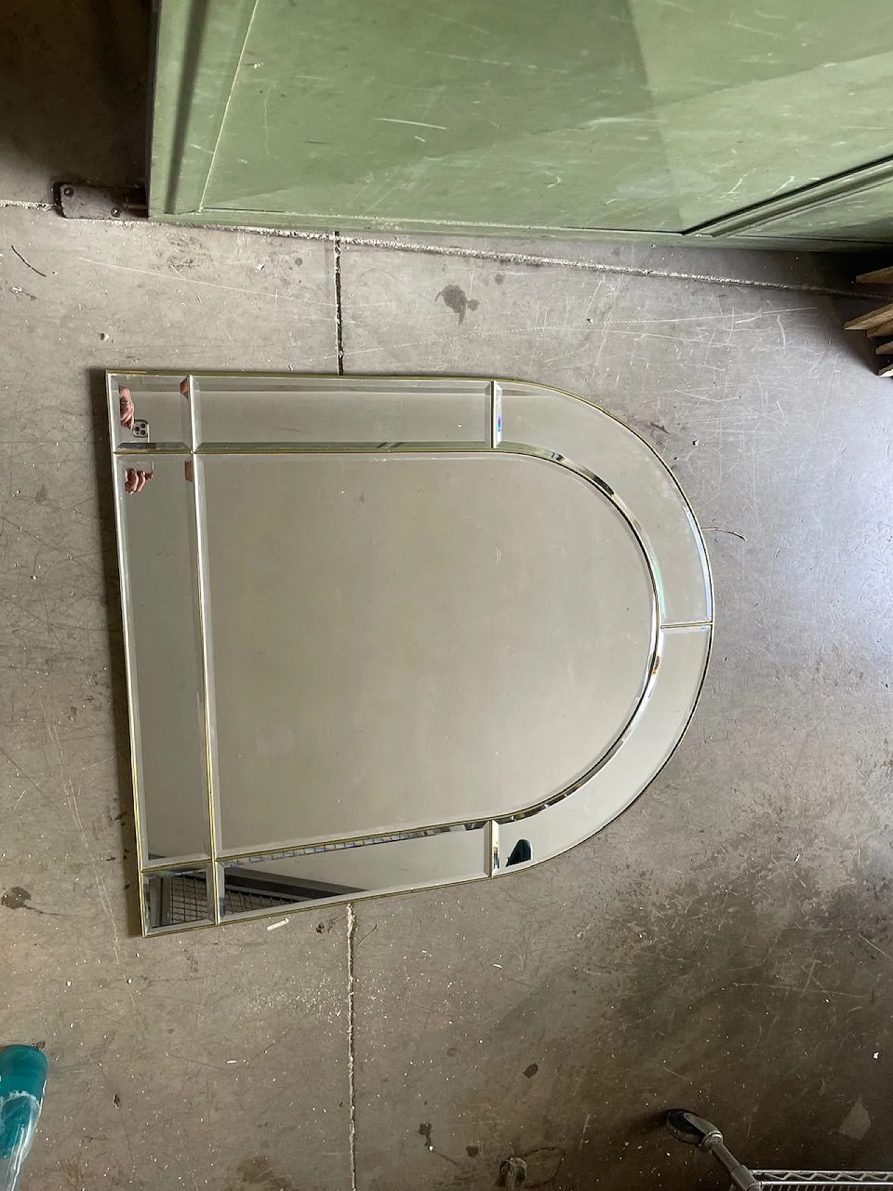 Specchio di vetro ad arco in ottone, anni '70 7