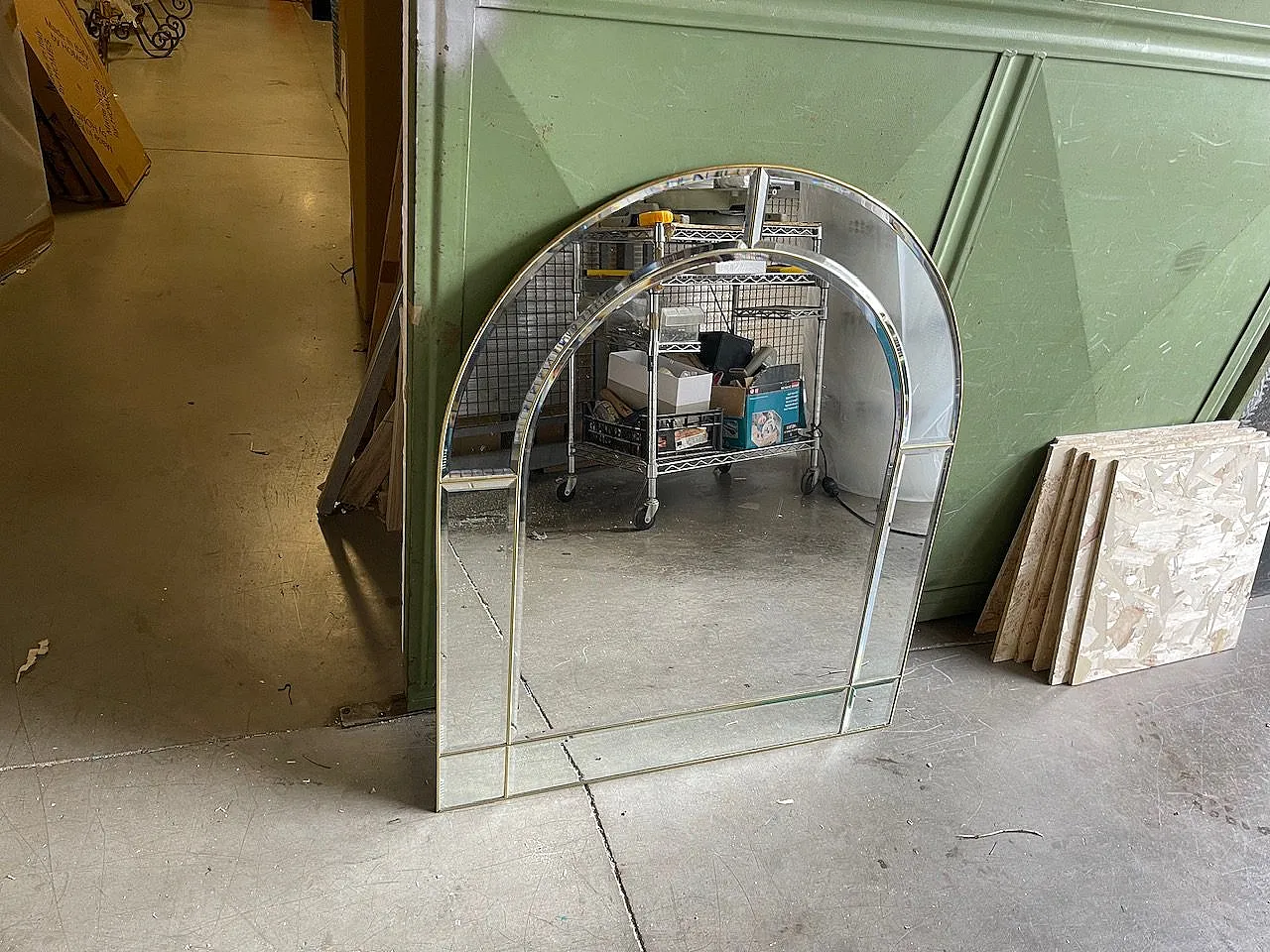 Specchio di vetro ad arco in ottone, anni '70 9