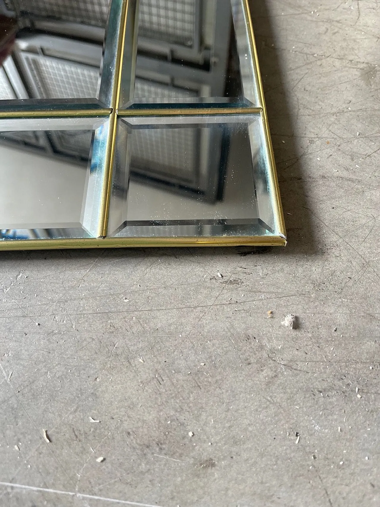 Specchio di vetro ad arco in ottone, anni '70 10