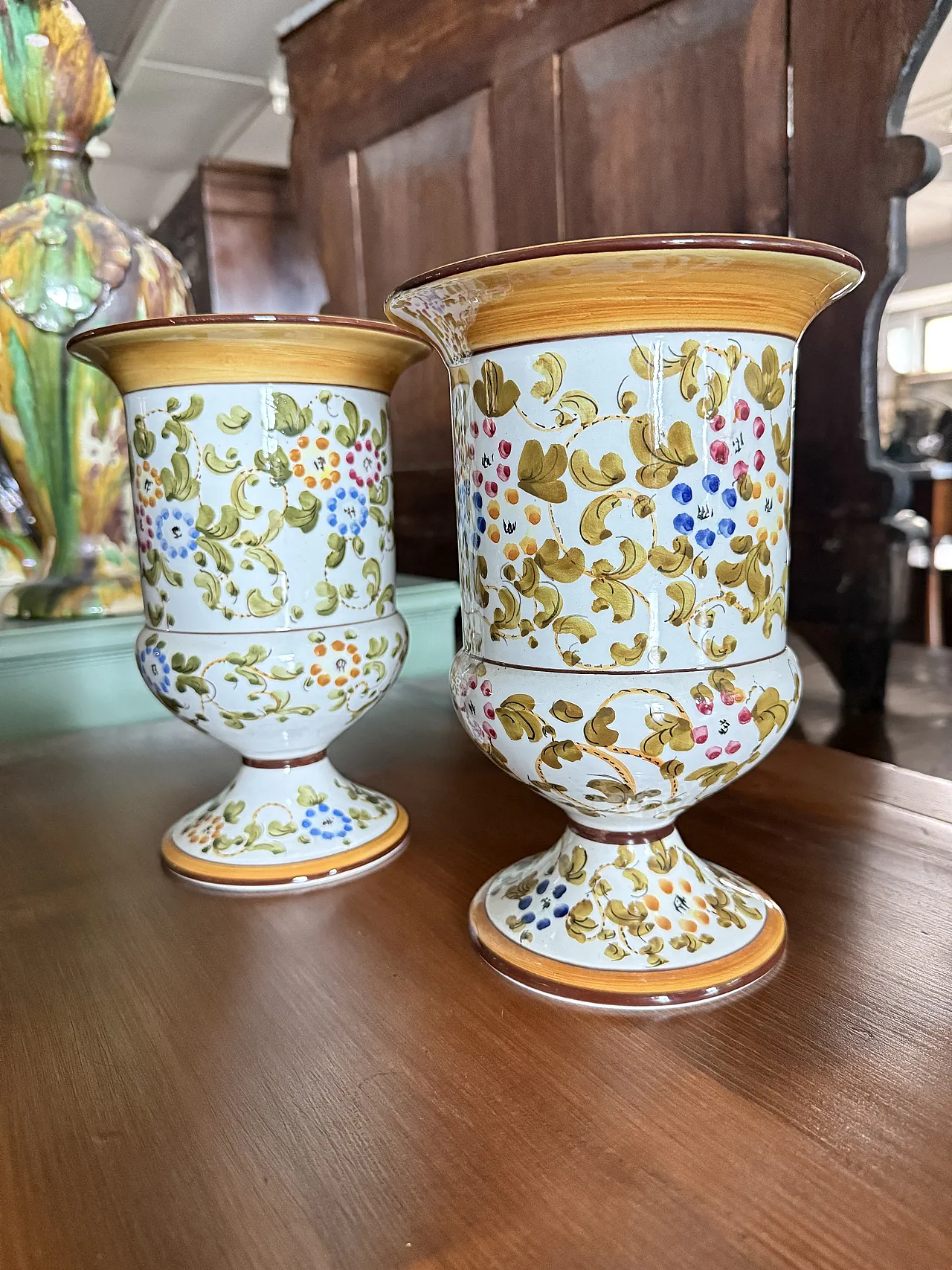 Coppia di vasi in maiolica dipinta  di Firenze MTC, metà '900 1