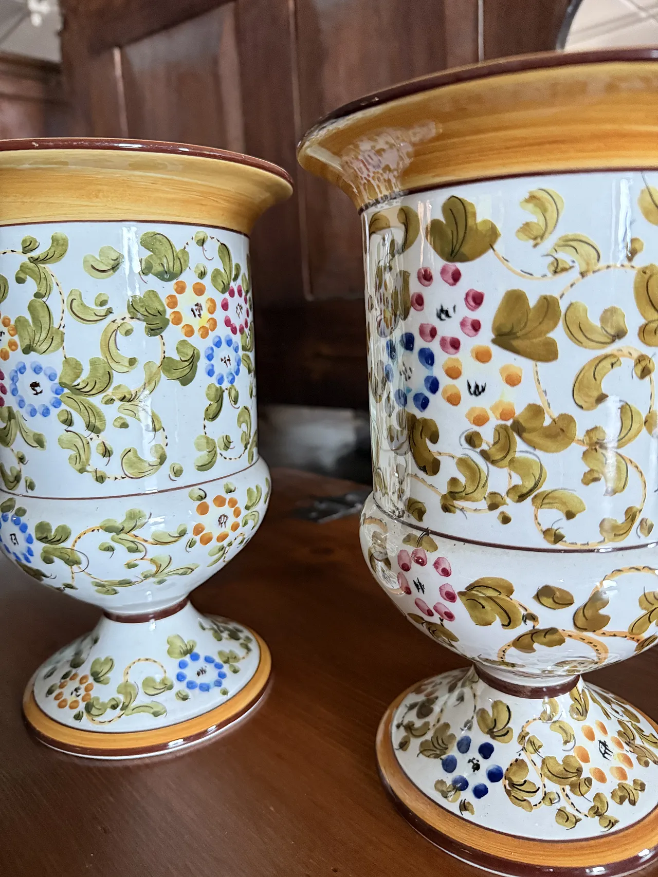 Coppia di vasi in maiolica dipinta  di Firenze MTC, metà '900 2