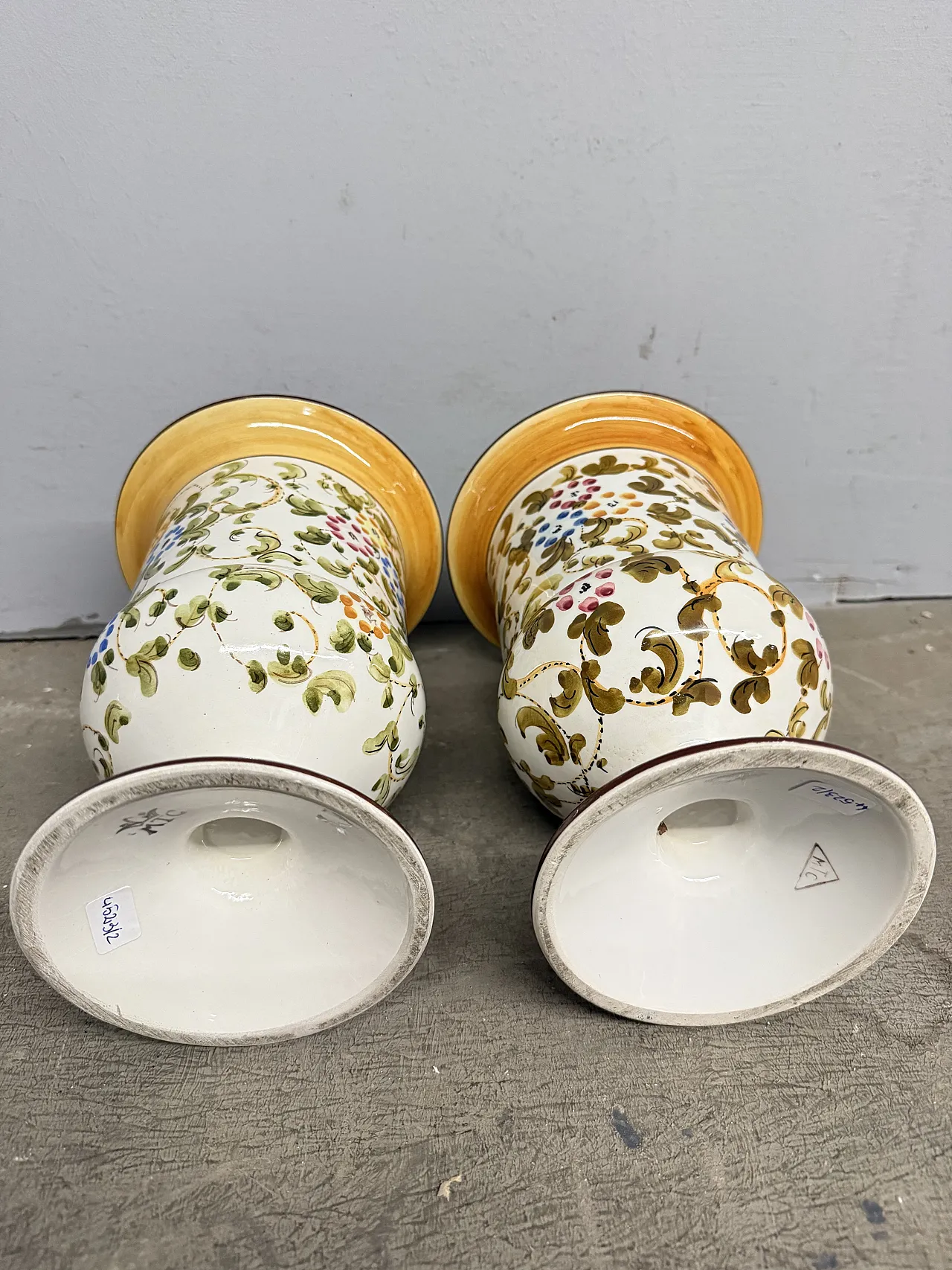 Coppia di vasi in maiolica dipinta  di Firenze MTC, metà '900 6