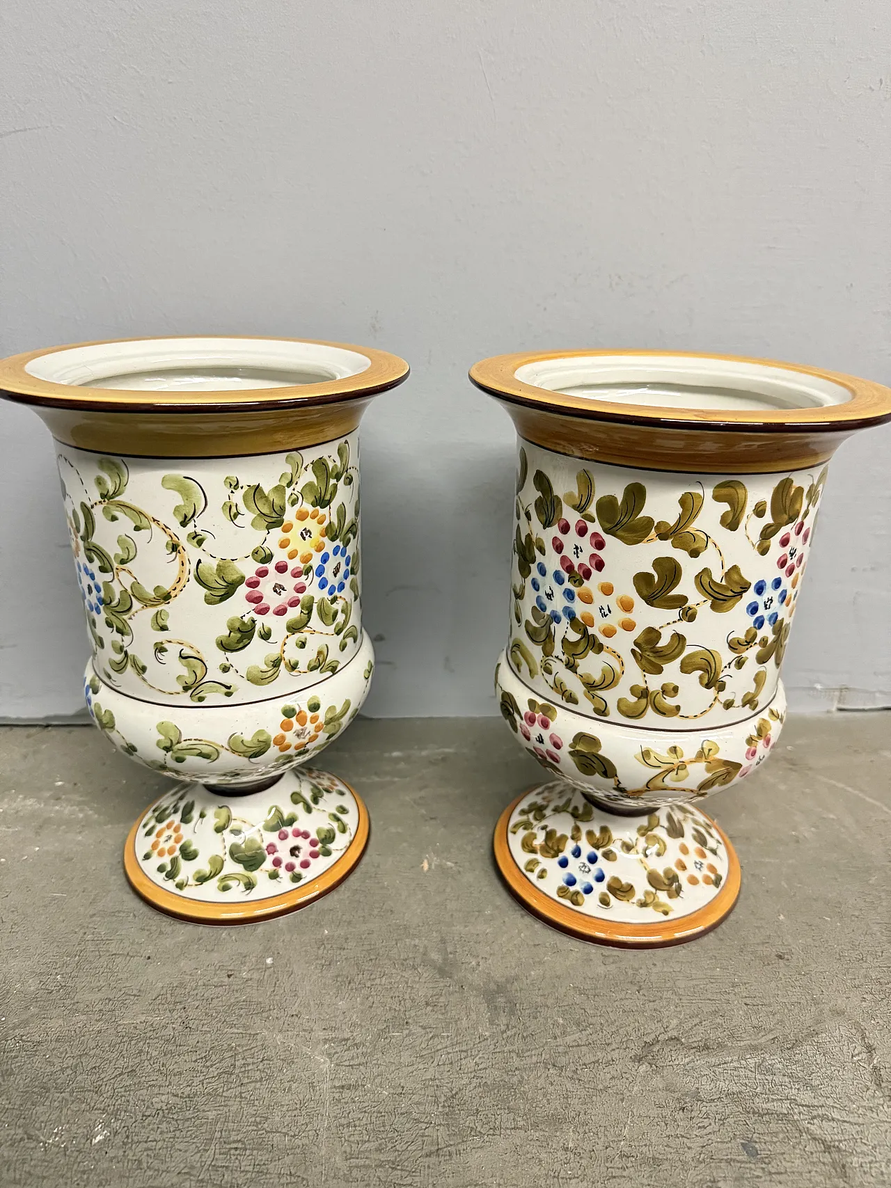 Coppia di vasi in maiolica dipinta  di Firenze MTC, metà '900 8