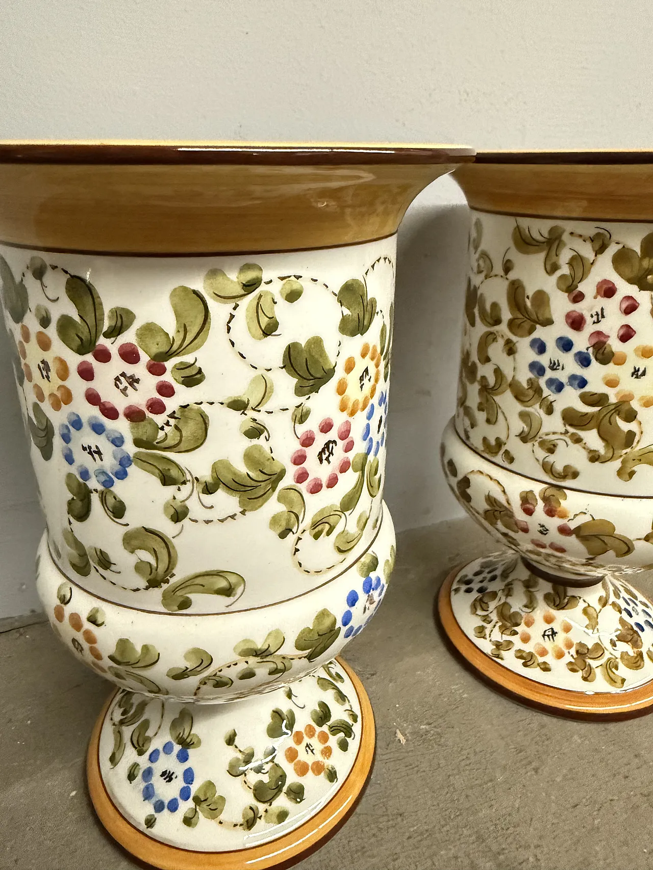 Coppia di vasi in maiolica dipinta  di Firenze MTC, metà '900 9