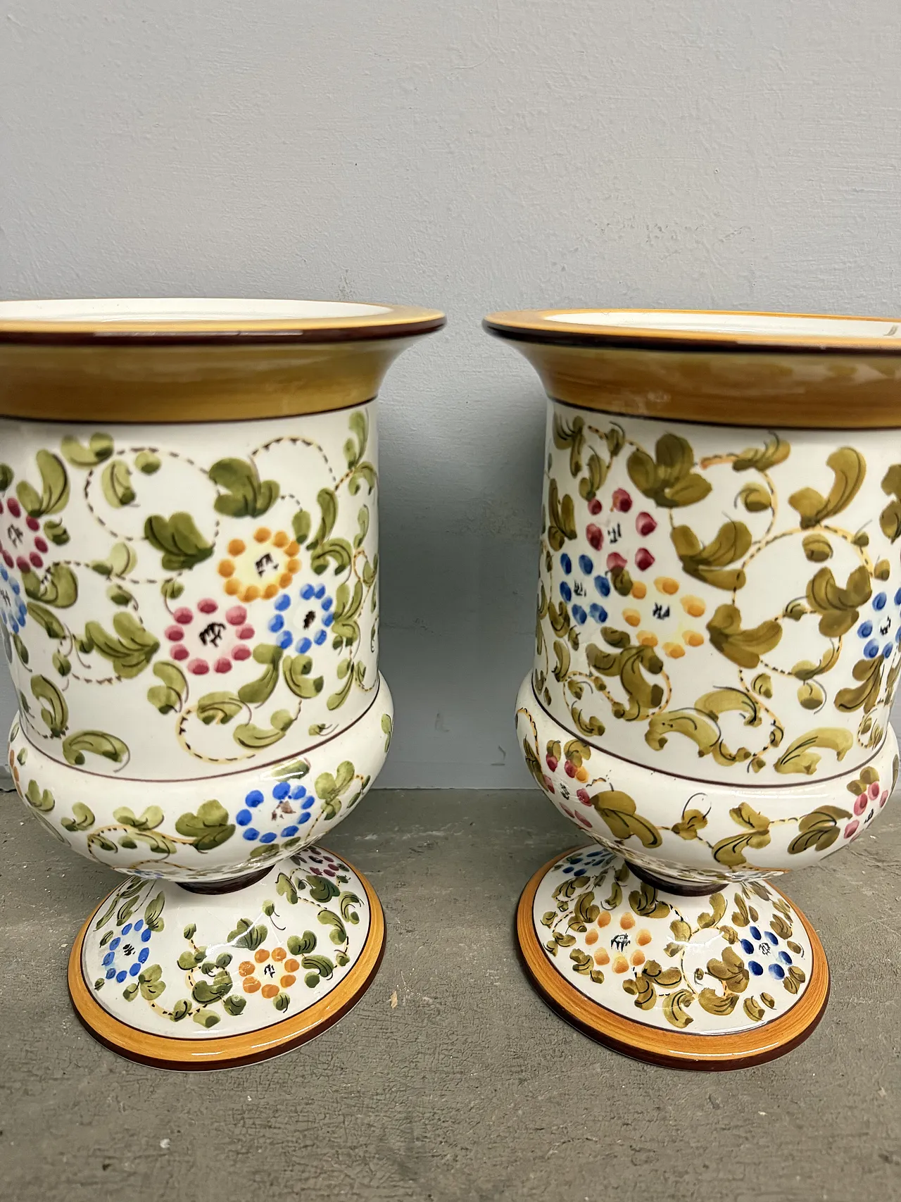 Coppia di vasi in maiolica dipinta  di Firenze MTC, metà '900 10