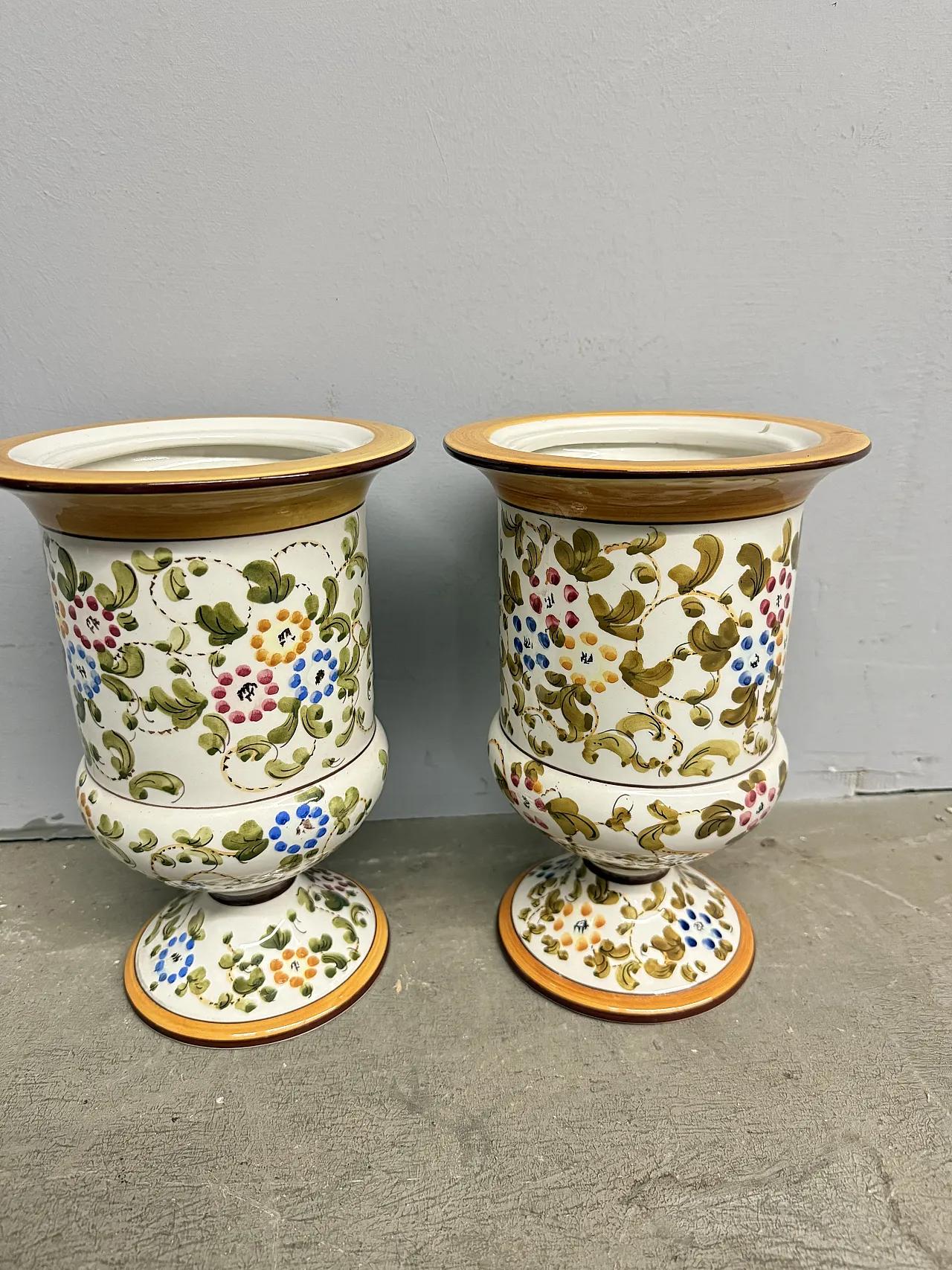 Coppia di vasi in maiolica dipinta  di Firenze MTC, metà '900 11