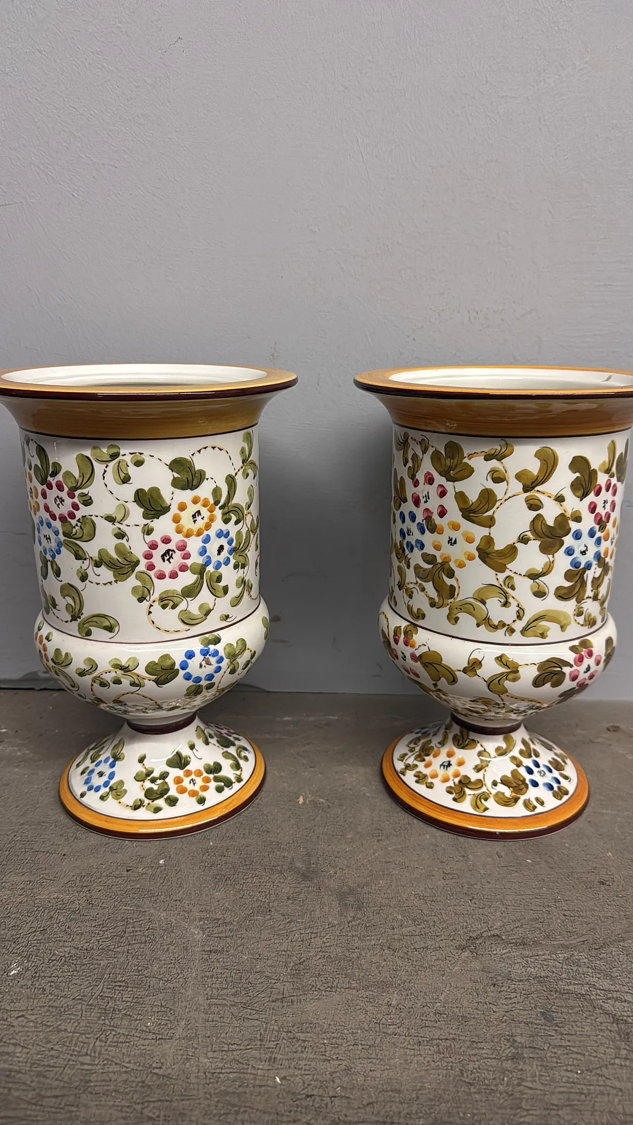 Coppia di vasi in maiolica dipinta  di Firenze MTC, metà '900 12
