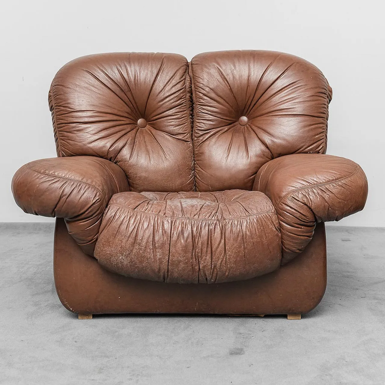 Pair of brown leather armchairs, 70s 6