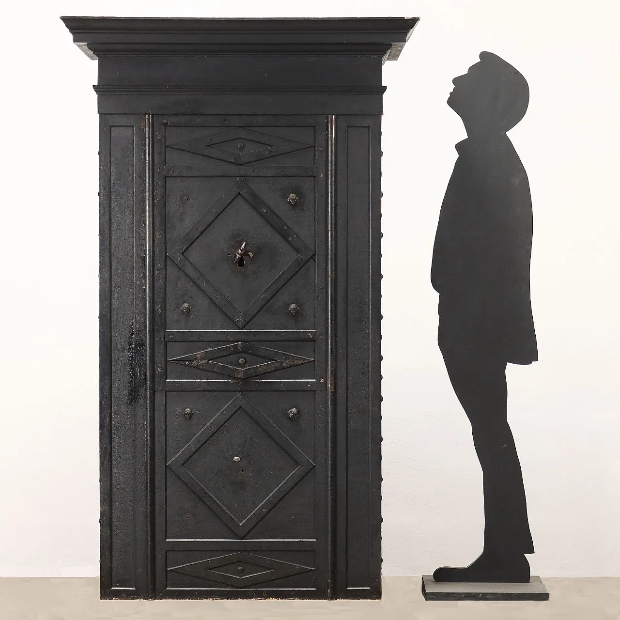 Cassaforte Restaurazione in noce, ferro e bronzo, secondo quarto dell'800 2