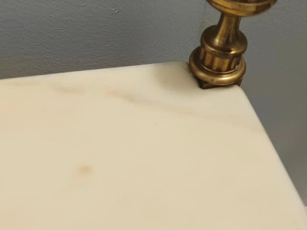 Coppia di comodini in ottone e marmo, anni '70 6