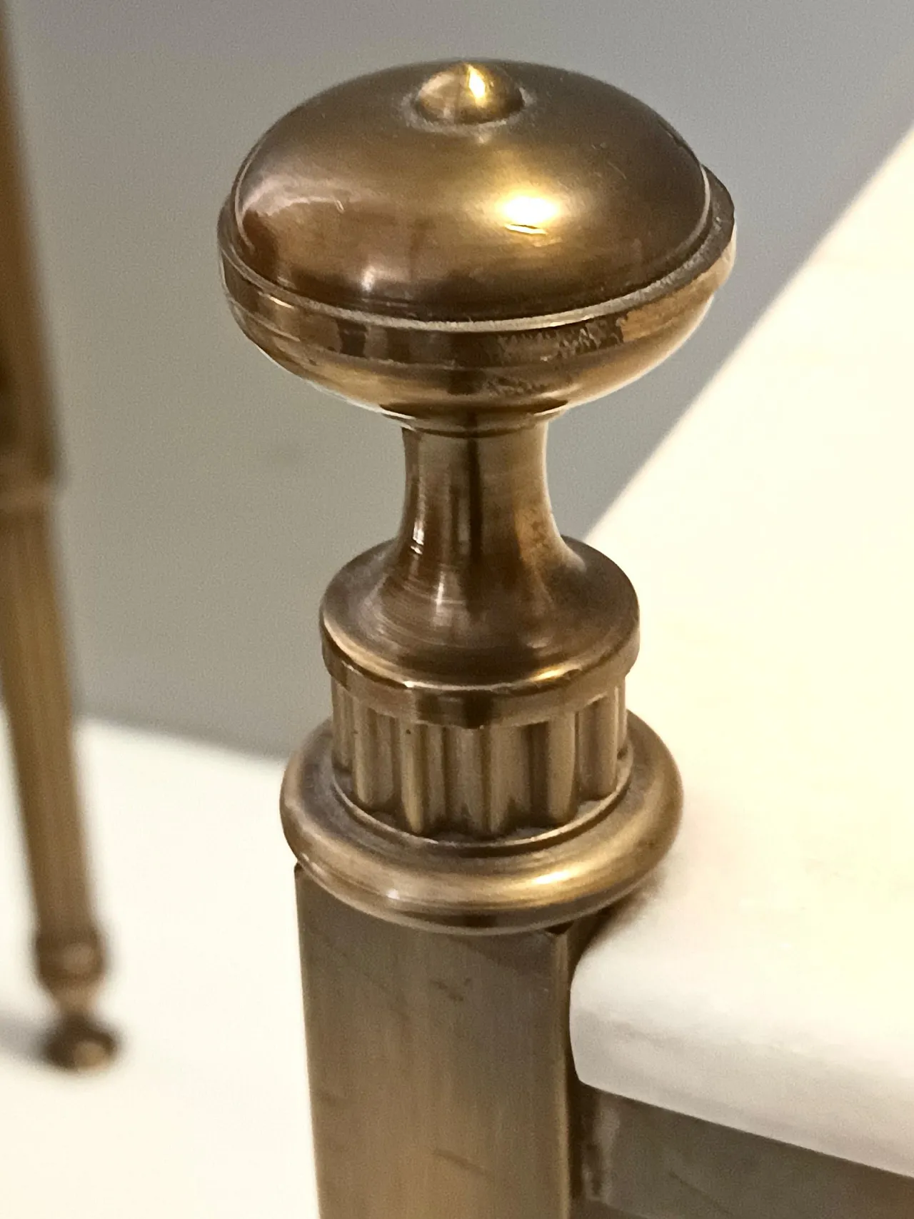 Coppia di comodini in ottone e marmo, anni '70 10