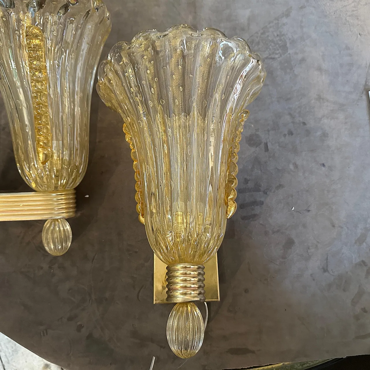 Coppia di applique in ottone e vetro di Murano ambrato, anni 2000 11